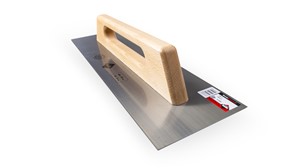 Trowels and combs with wooden handles offer the professional ceramic tile setter a traditional handle with the soft touch of natural wood, thanks to the complete process of milling, sanding and varnishing. The closed grip offers a symmetrical tool, perfect to be used by both right-handed and left-handed people, while giving us a more focused tool that is easy to control and manipulate. The union between blade and handle is made by stainless steel screws, for greater durability of the tool. The trowels and combs with closed wooden handle have a special steel sheet of high wear resistance with protection against corrosion by colorless varnish (STEEL). There are also models with the special stainless steel sheet with high wear resistance (INOX). One of the particularities of all RUBI trowels and combs is the perfect flatness of its sheet.
